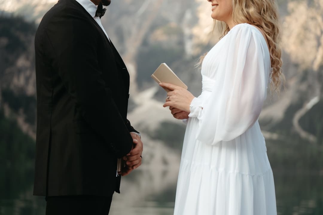 李龙基捧玫瑰接未婚妻出狱 两人此前现已约好终身